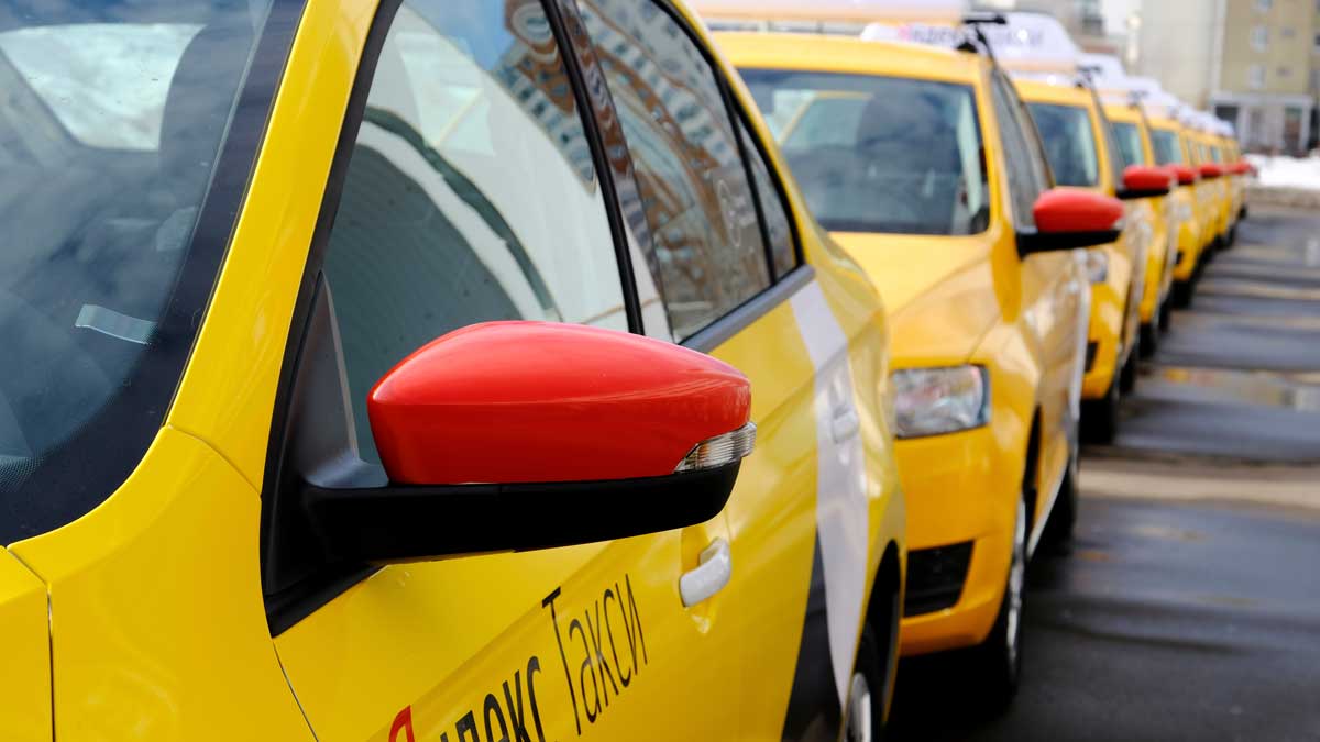 На водителей такси в Москве начали заводить цифровые профили c QR-кодами